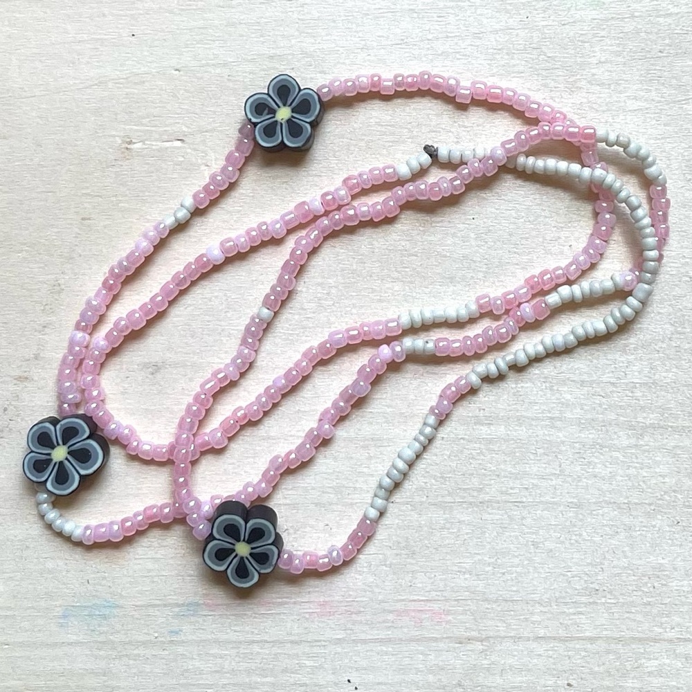 HANDMADE GLASS NECKLACE | Lazy Daisy Readymade Necklace in Bubble Gum